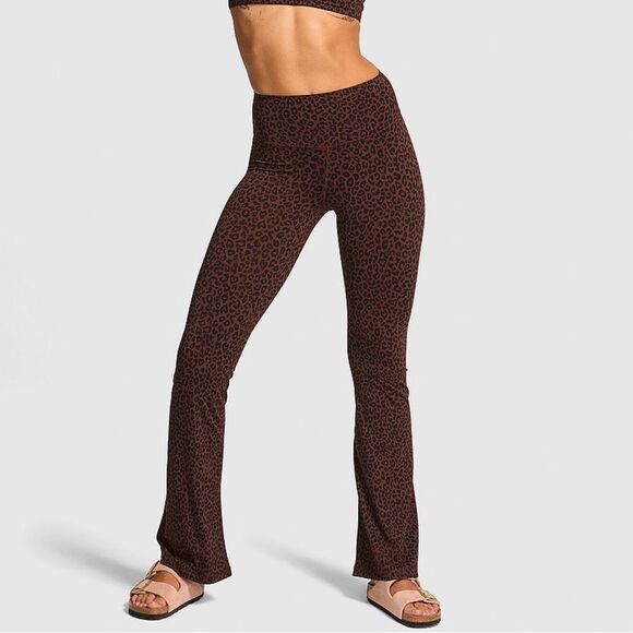 NWOT PINK Victoria's Secret Relay Flare Leggings in Leopard Size Small - Picture 1 of 7